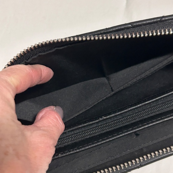 Women's Madden Girl Black Quilted Vegan Zip Around Wallet - Picture 10 of 10